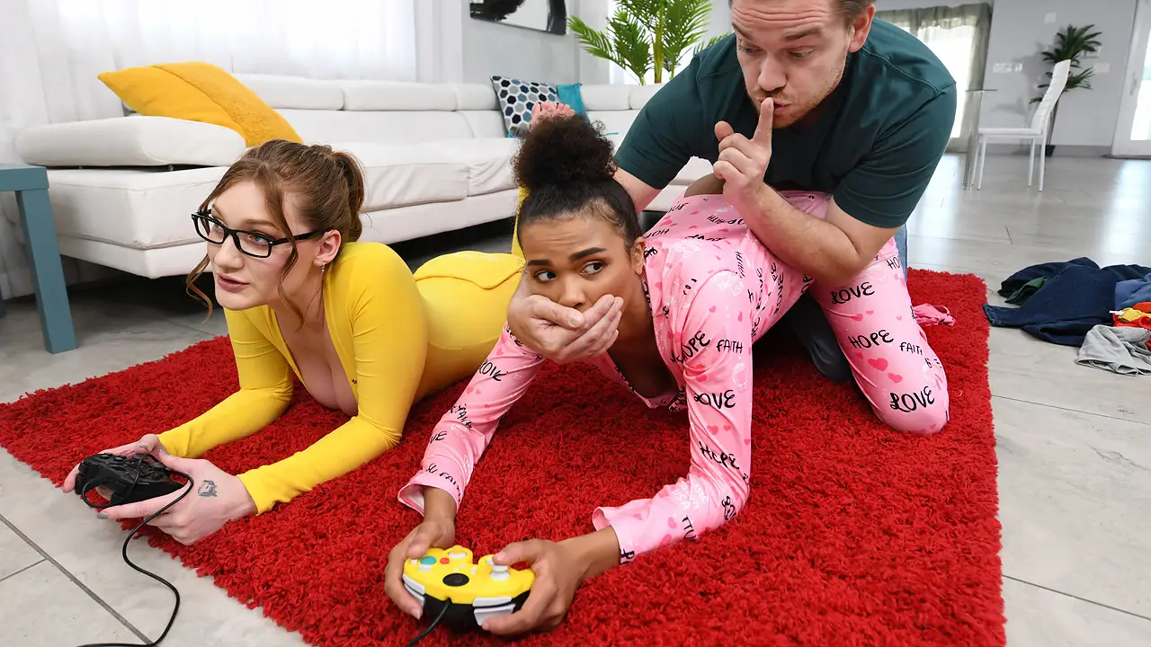 Los adolescentes se follan a través de la bofetada de pijama de losie mientras juegan videojuegos