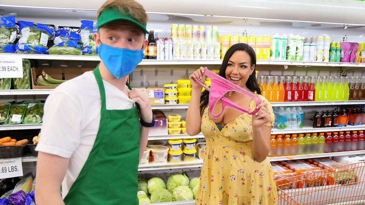 Impresionante MILF llevaba sus bragas como su máscara y cogió el clerk de la tienda
