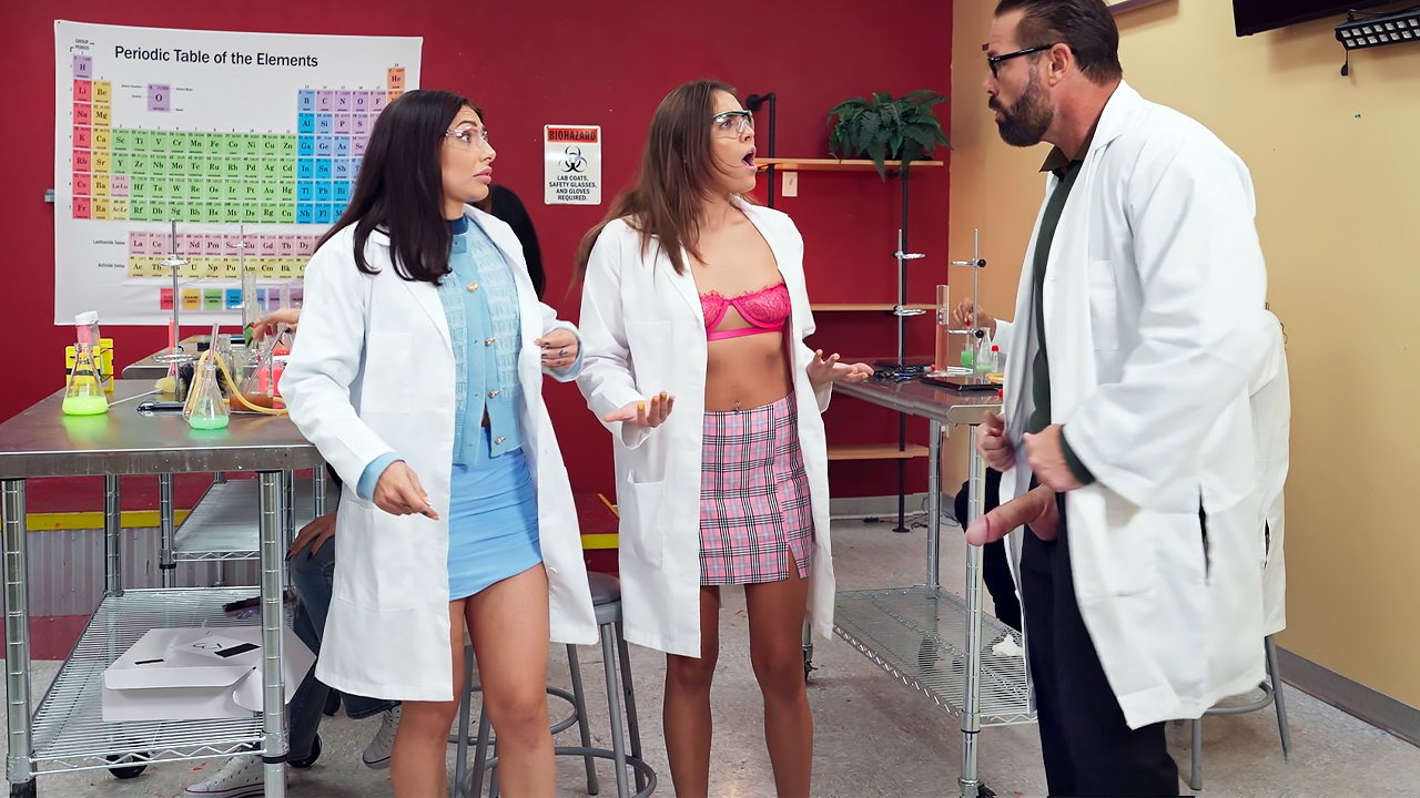 Un profesor de química enseña a sus estudiantes calientes cómo follar