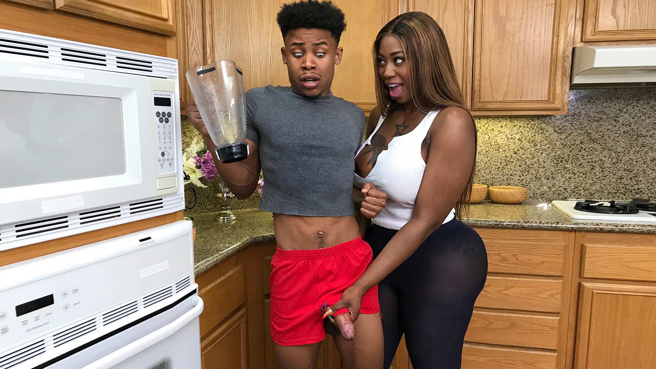 Booty ébano tatuado con 56 pulgadas de culo ama el ejercicio con semental negro