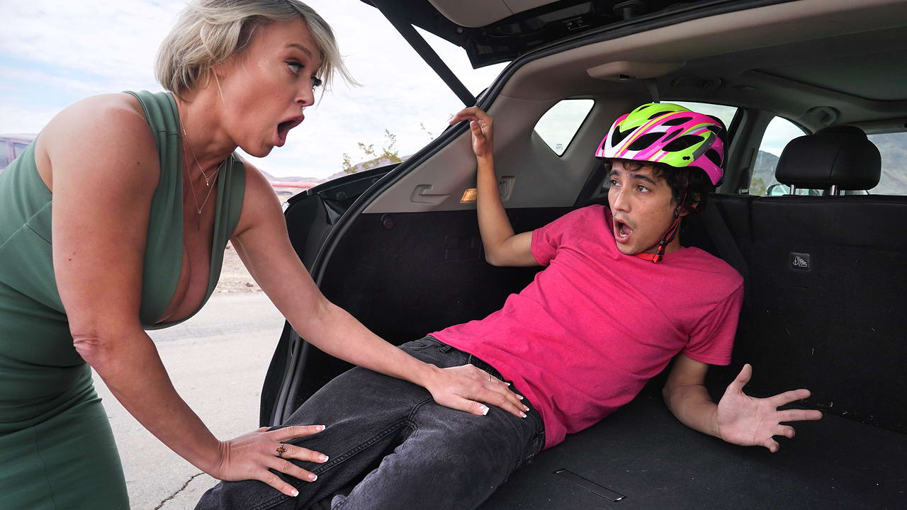 Busty MILF dirige a un chico más joven y paga follándolo duro