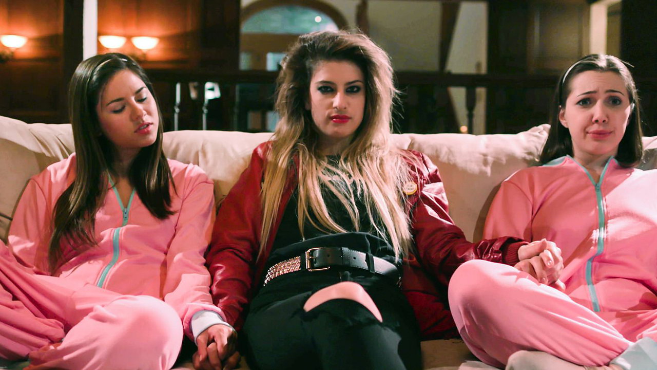 Fascinante trío lésbico con tres chicas adolescentes que les encanta lamer pusies