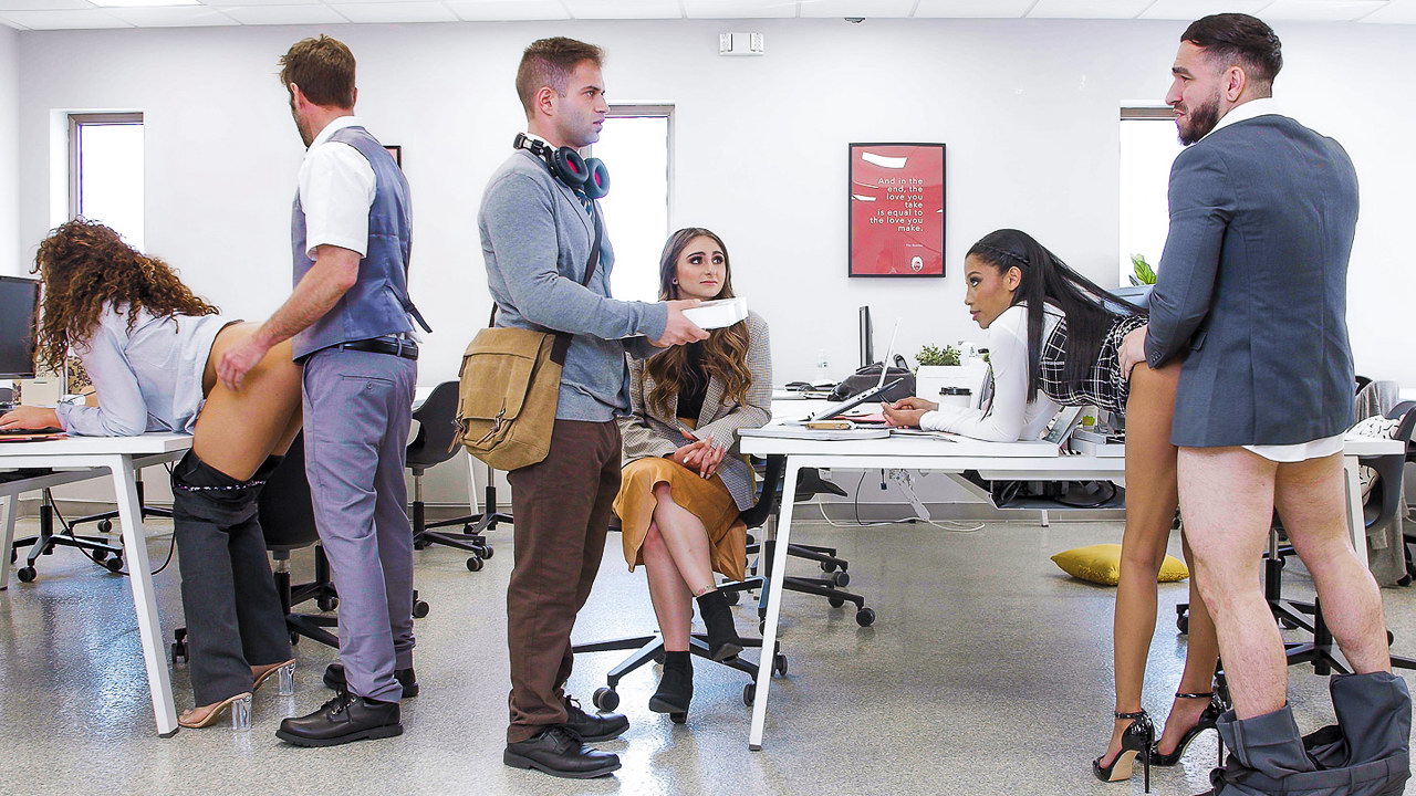 La orgía de oficina es mala para el empleado que tiene el calor para su compañero de trabajo