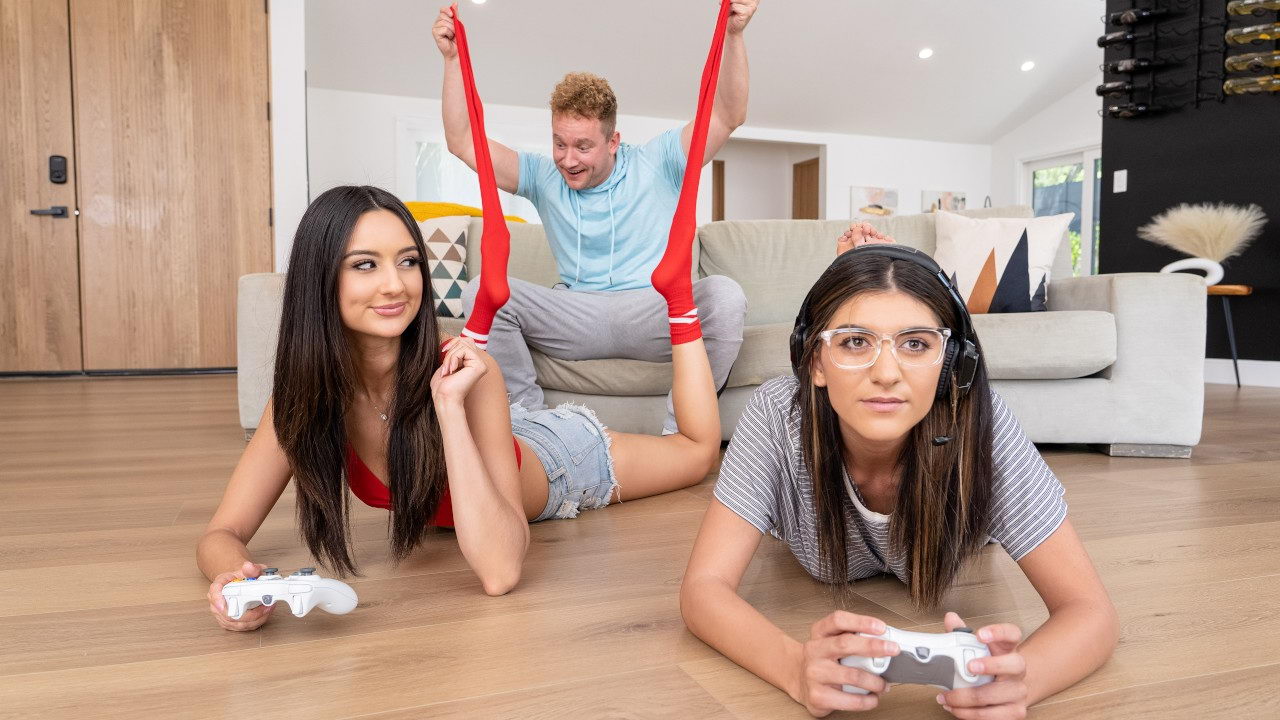 Playful morena deja que el novio de su compañera la use como un juguete sexual