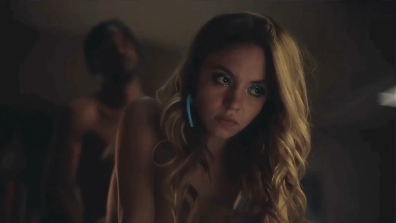 Sydney Sweeney follando de perrito