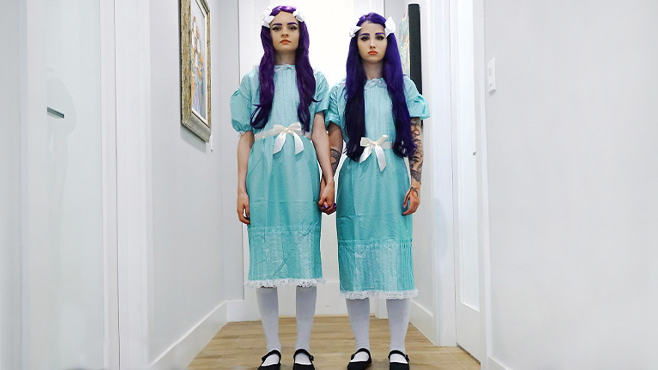 Dos gemelos fantasmalmente se burlan de un tipo en golpear sus coños apretados