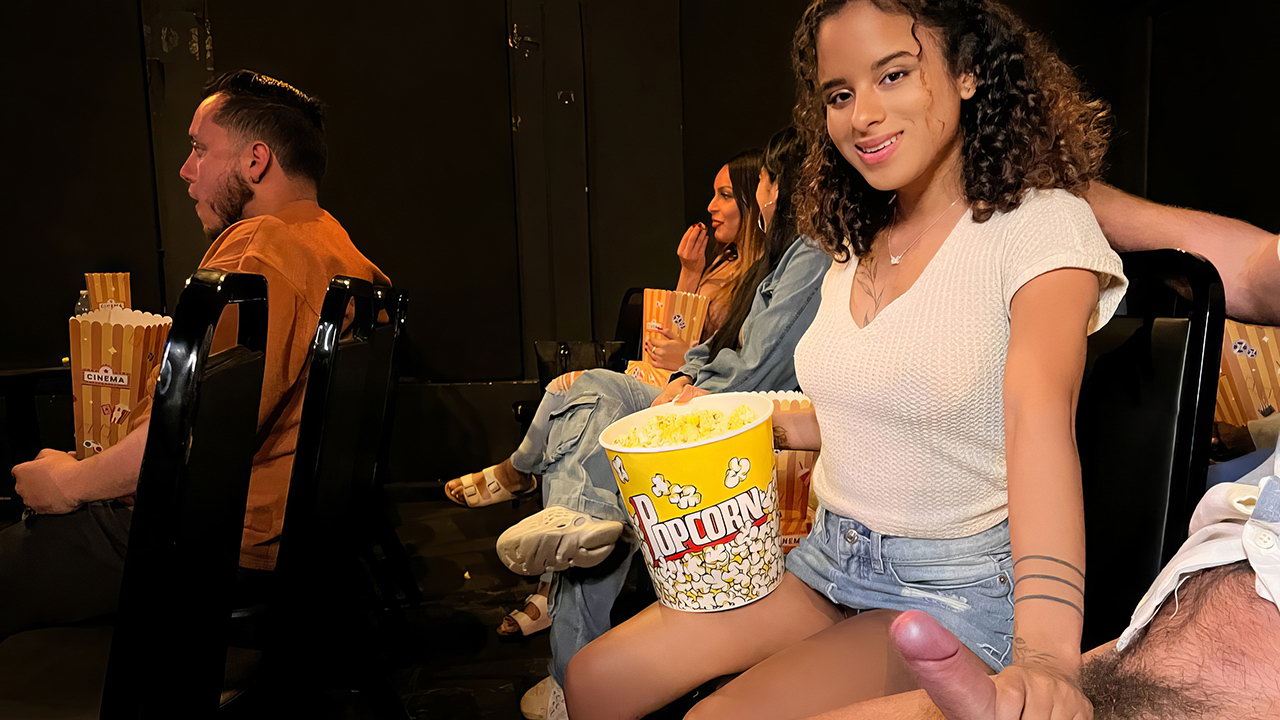 Sexo público inesperado en el cine
