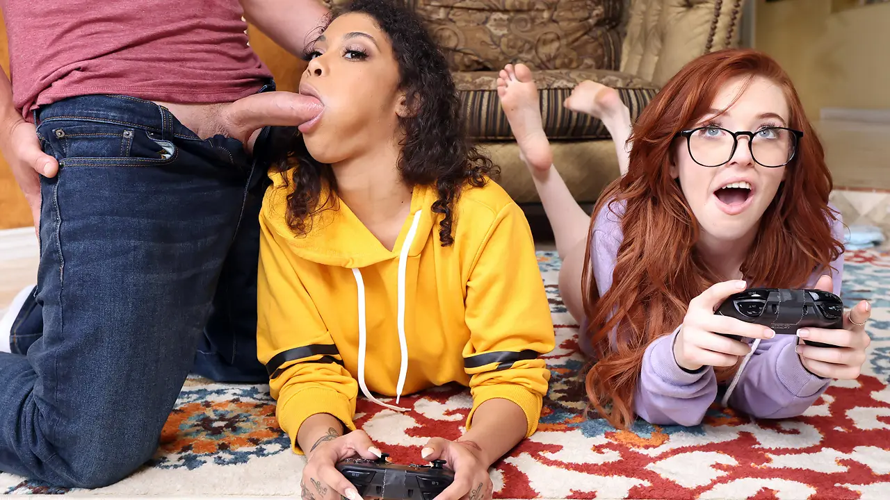 Chicas jóvenes jugadores se divierten compartiendo un duro joystick